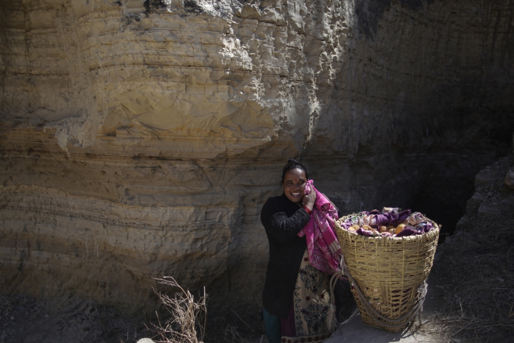 Tara rests her basket of apples and wipes the sweat off her face. (Image: Skanda Gautam/WFP)