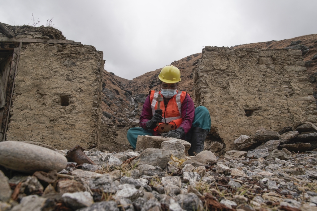 Tara Pariyar crushes stones in Jumla, Nepal to supplement her income. (Image: Skanda Gautam/WFP)