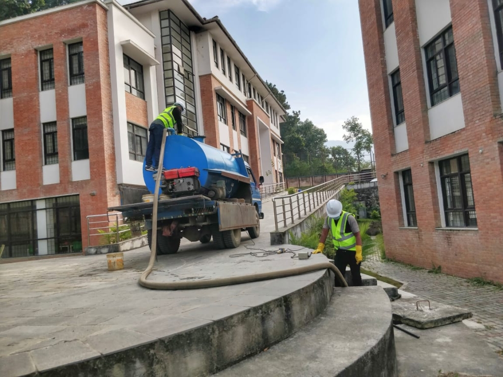 A team from Drain Expert Nepal desludge a septic tank in a private school in Bhaktapur. (Image: Drain Expert Nepal)